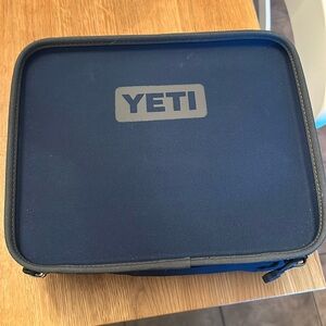 YETI insulated lunch bag - deep blue shade